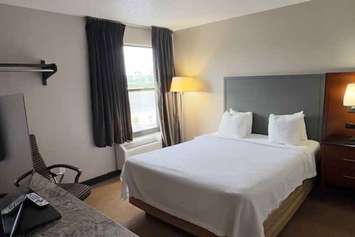 1 Queen Bed (7 of 11)