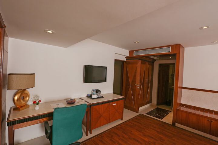 Room 9 of 32