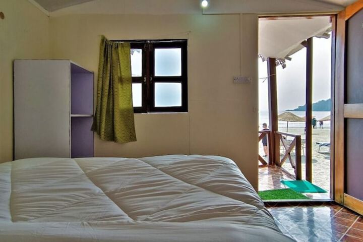 Room 4 of 9