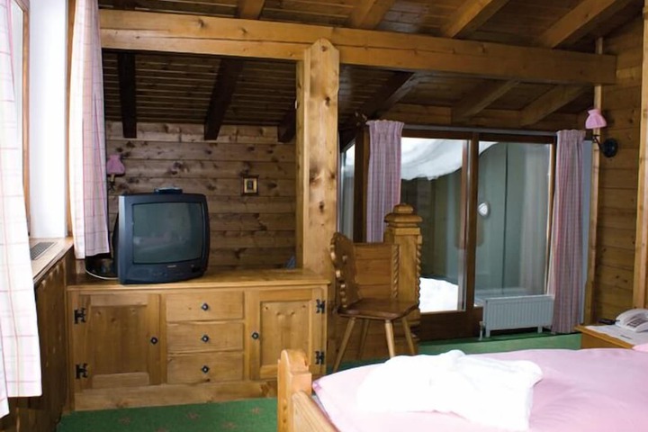 Room 17 of 34