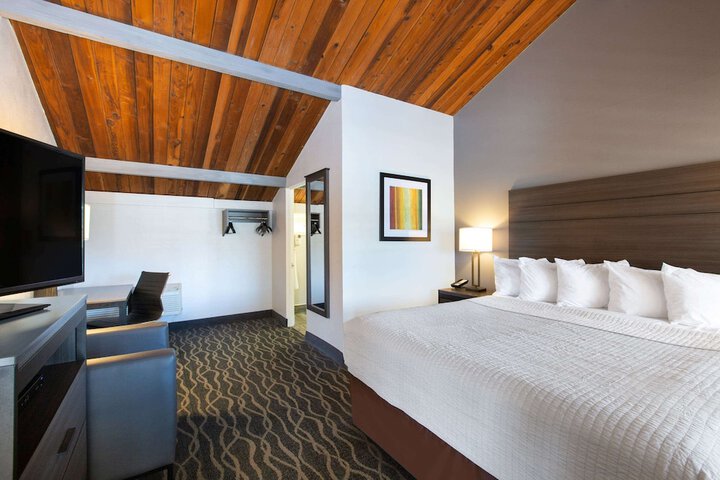 1 King Bed (1 of 6)