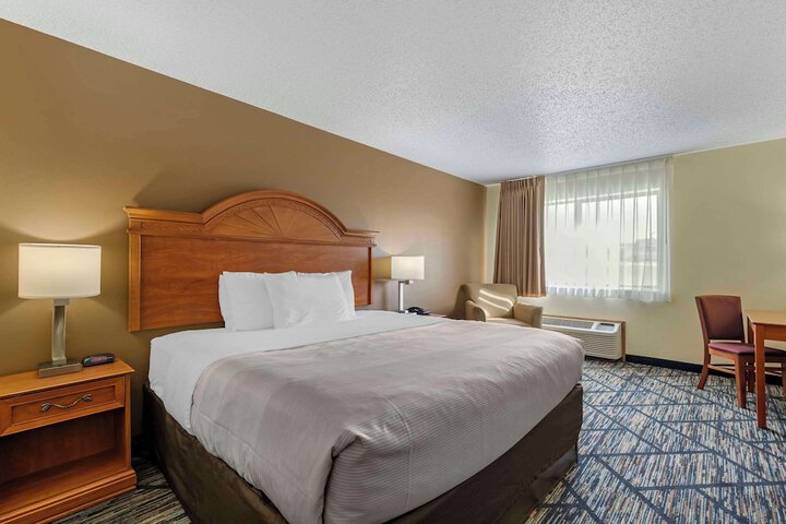 1 King Bed (4 of 5)