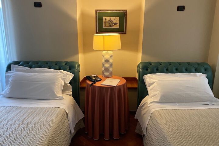 Room 27 of 152
