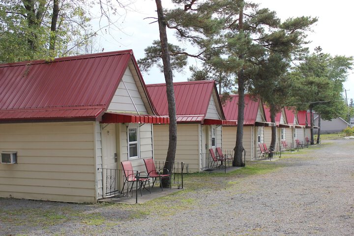 Exterior of Imperial Inn Thousand Islands