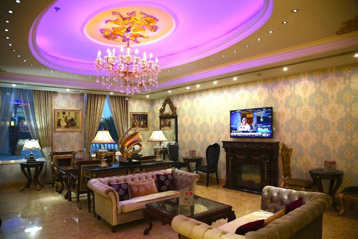 Lounge 40 of 58