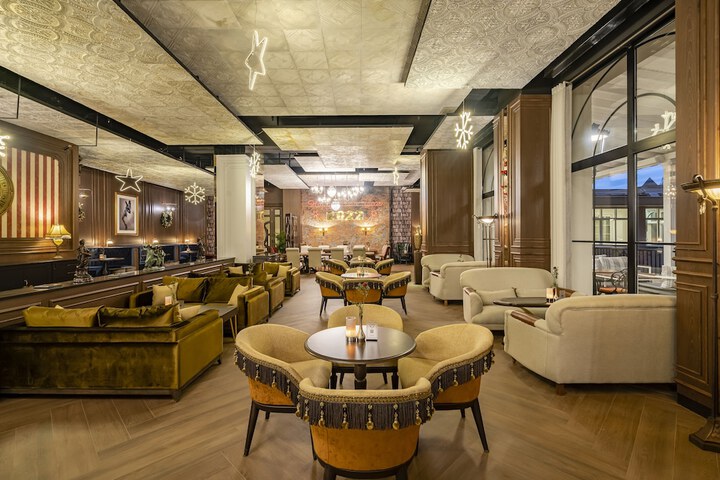 Lounge 153 of 225