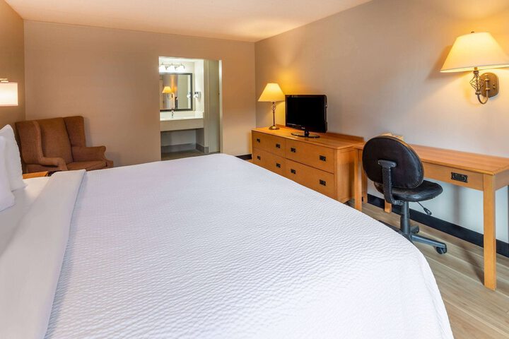 1 King Bed (5 of 12)