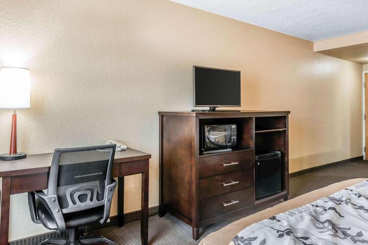 2 Queen Beds (11 of 13)