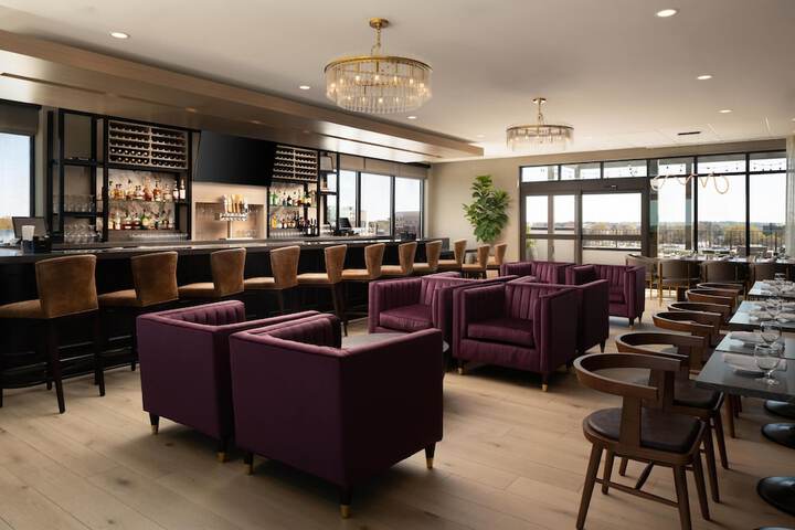 Lounge 40 of 62