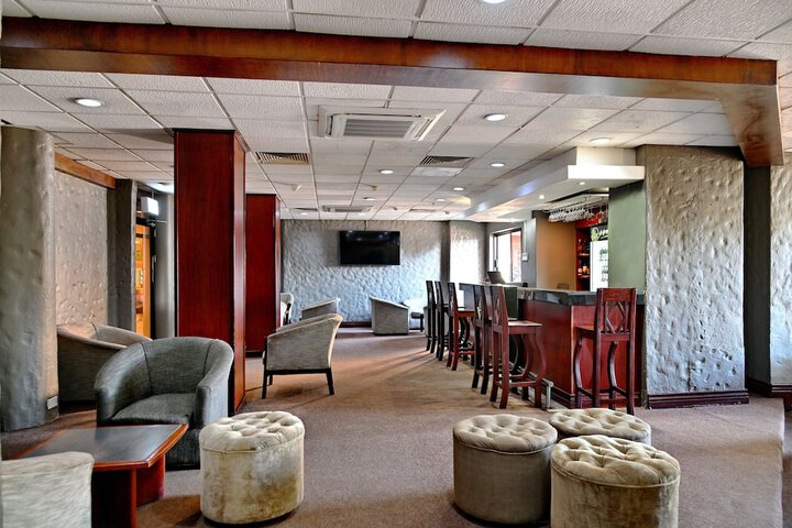 Lounge 101 of 128