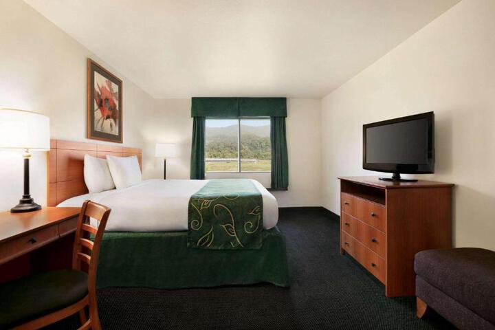 1 Queen Bed (4 of 10)