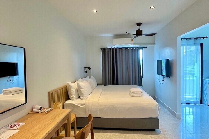 Room 10 of 28