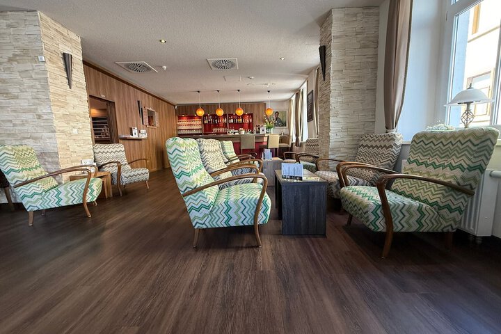 Lounge 70 of 94