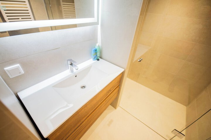 Room 42 of 215