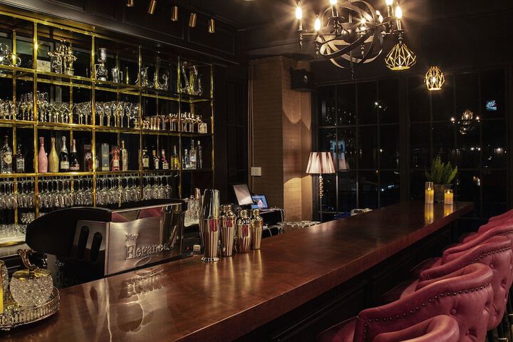 Lounge 21 of 24