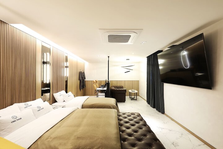 Room 27 of 74