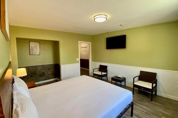 Standard King Bed Kitchenette (2 of 19)