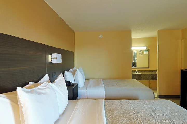 2 Queen Beds (19 of 32)