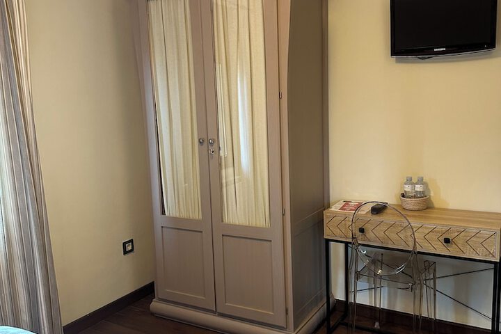 Room 16 of 77