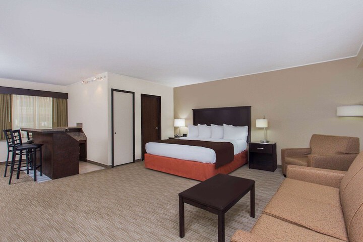 1 King Deluxe Room (8 of 15)
