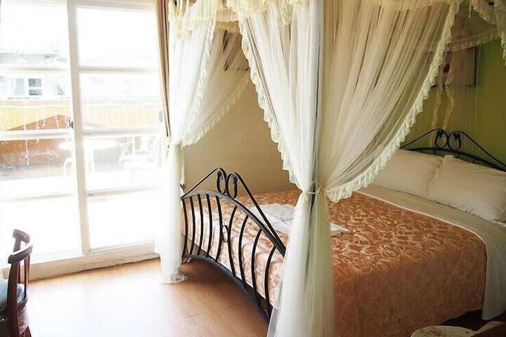 Room 4 of 17
