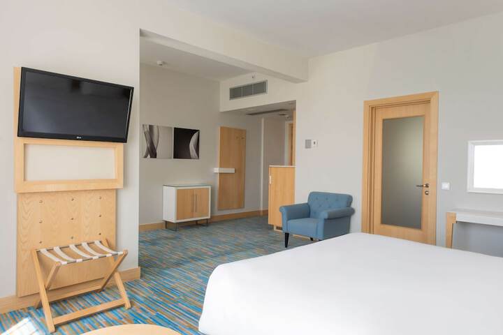 Room 16 of 160