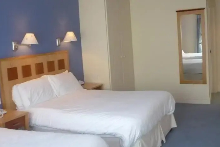 Room 4 of 9