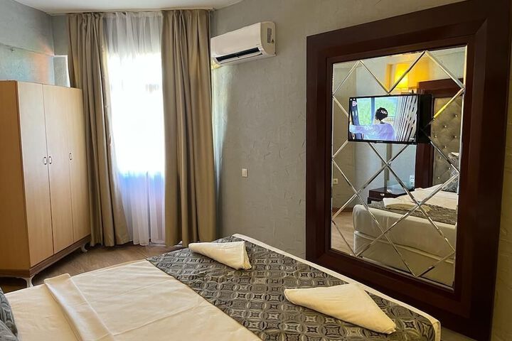 Room 10 of 93