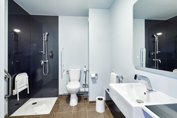 Room 16 of 40