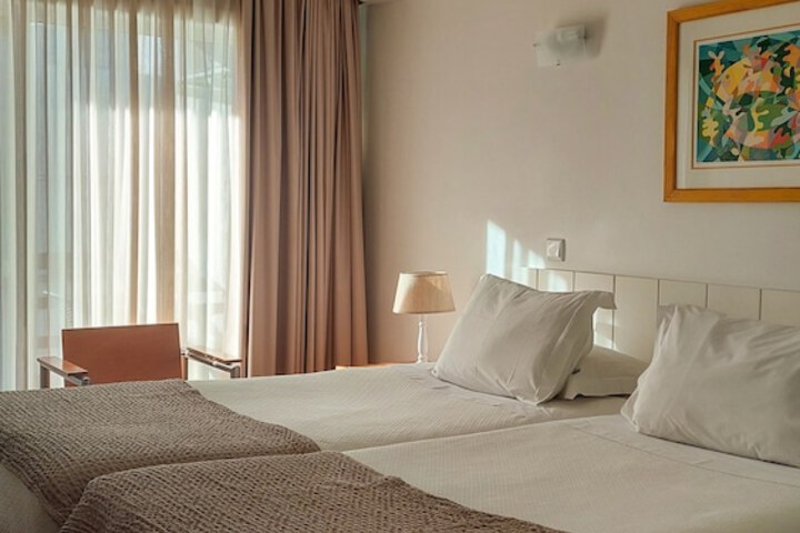 Room 2 of 28