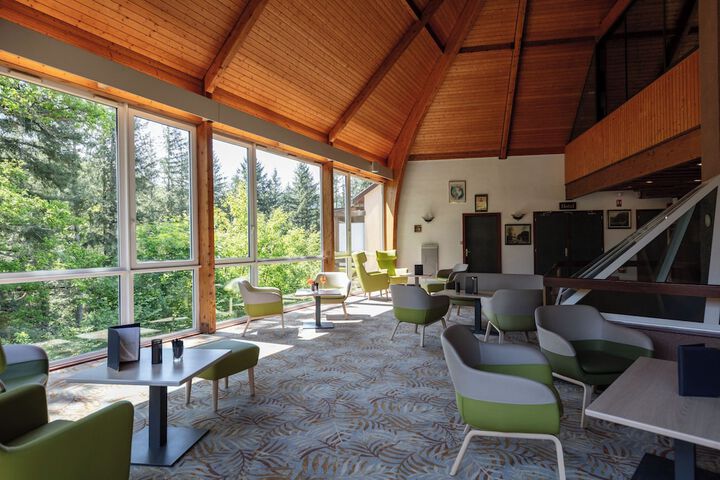 Lounge 61 of 67