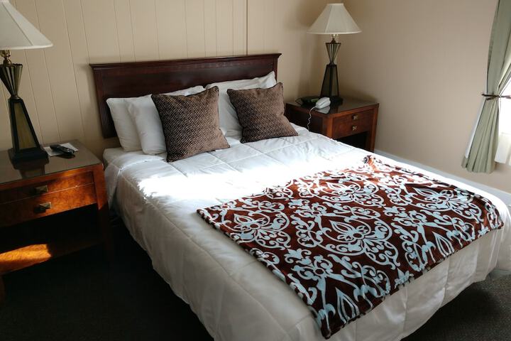 1 Queen Bed (11 of 15)