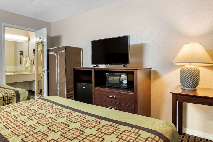 Standard Room, King or Two Doubles (10 of 16)