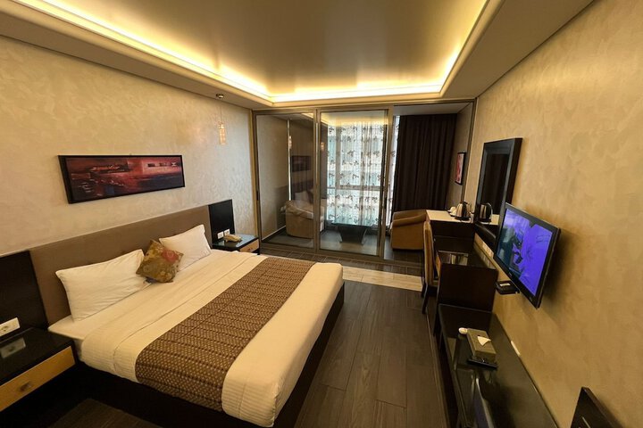 Room 9 of 37