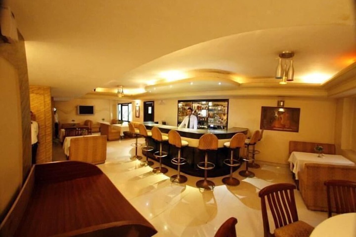 Lounge 15 of 21