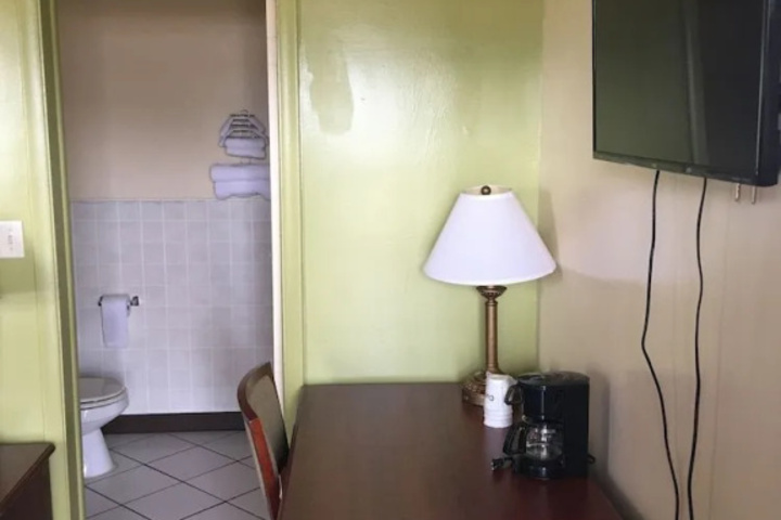 Room 6 of 8