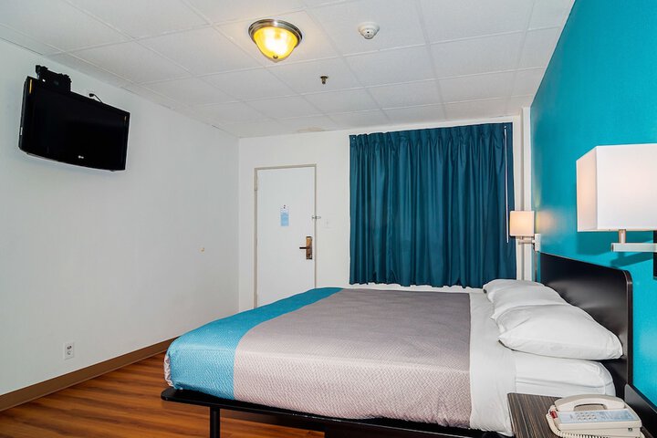 1 Queen Bed (15 of 16)