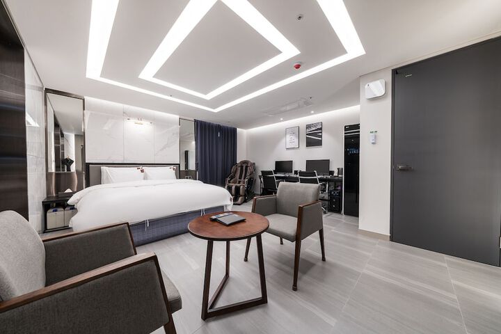 Room 17 of 48