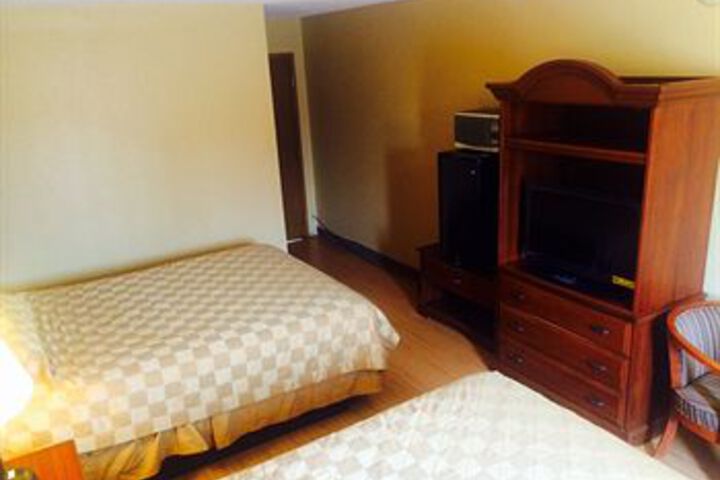 Room 6 of 8