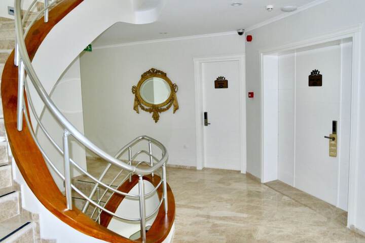 Ballroom/Hall 86 of 106
