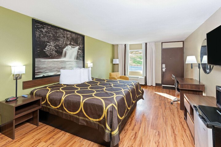 1 King Bed (2 of 7)