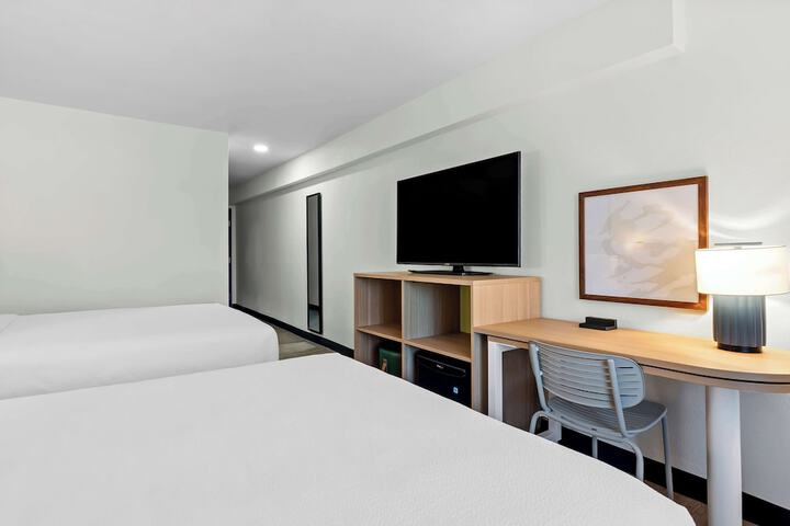 2 Queen Beds (1 of 8)