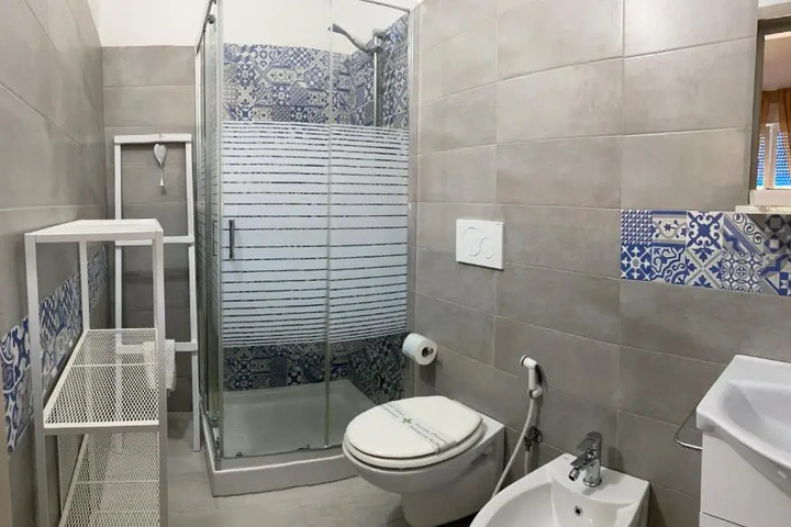 Room 4 of 8