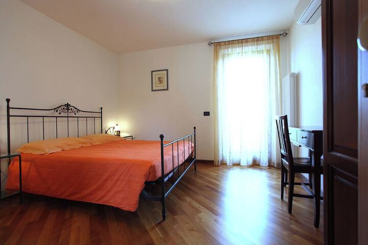 Room 6 of 42