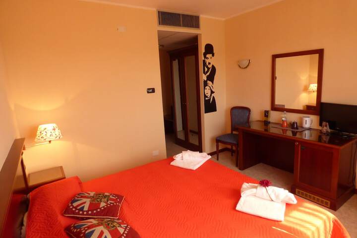 Room 8 of 76