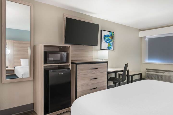 1 King Bed (1 of 12)