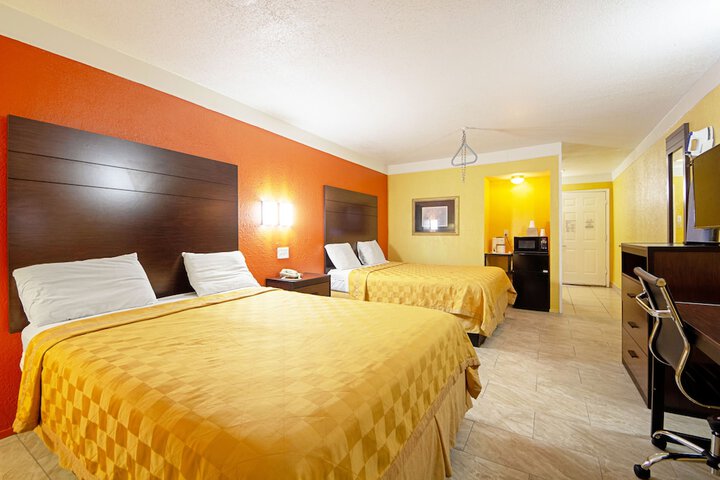 2 Queen Beds (3 of 4)