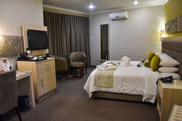 Room 9 of 37