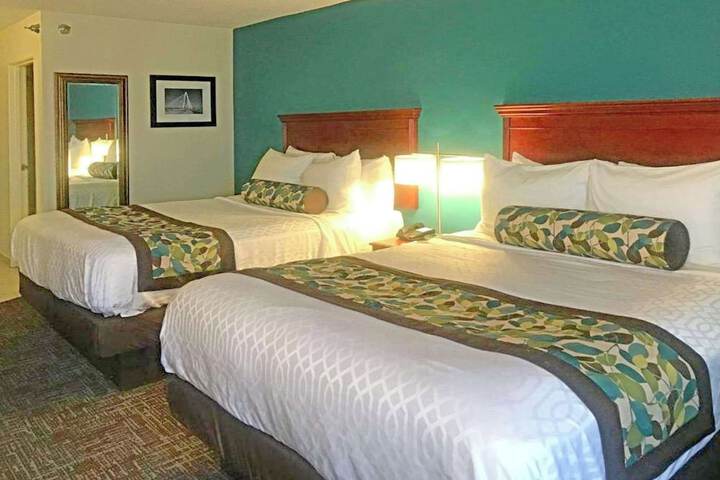 2 Queen Beds (7 of 13)