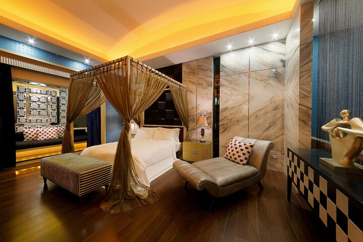 Room 33 of 40